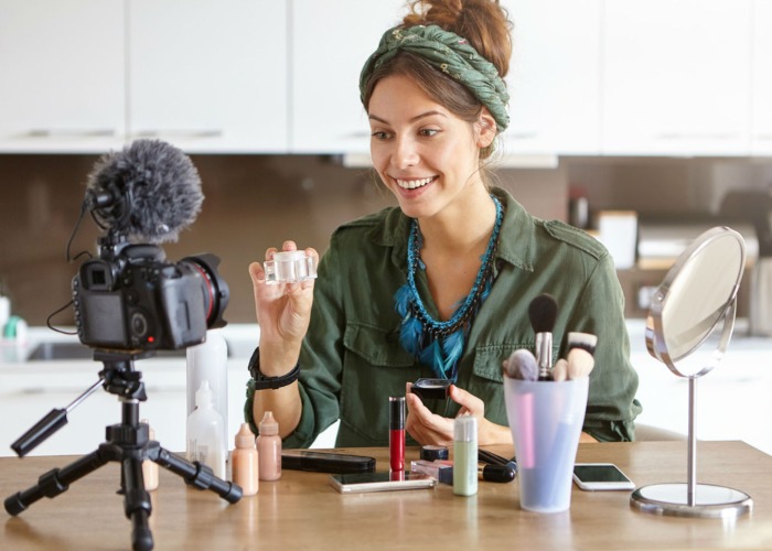Blogger giving product review